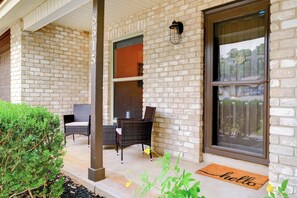 Exterior detail - Tranquil 5-bedroom house with AC in San Antonio 15 minute toJBSA- Lackland (San Antonio)