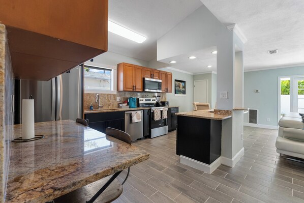 Réfrigérateur, micro-ondes, four, plaque de cuisson