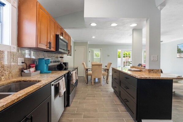 Fridge, microwave, oven, stovetop - Davis Island Gem - Bay, Shops, Beaches nearby (Tampa)