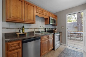 冷蔵庫、電子レンジ、オーブン、コンロ