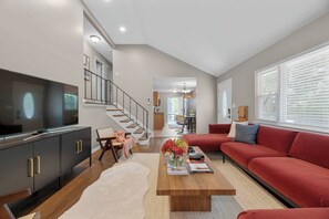 Smart TV - Spacious 5BR with Firepit, Deck Near OSU and Grandview (Columbus)