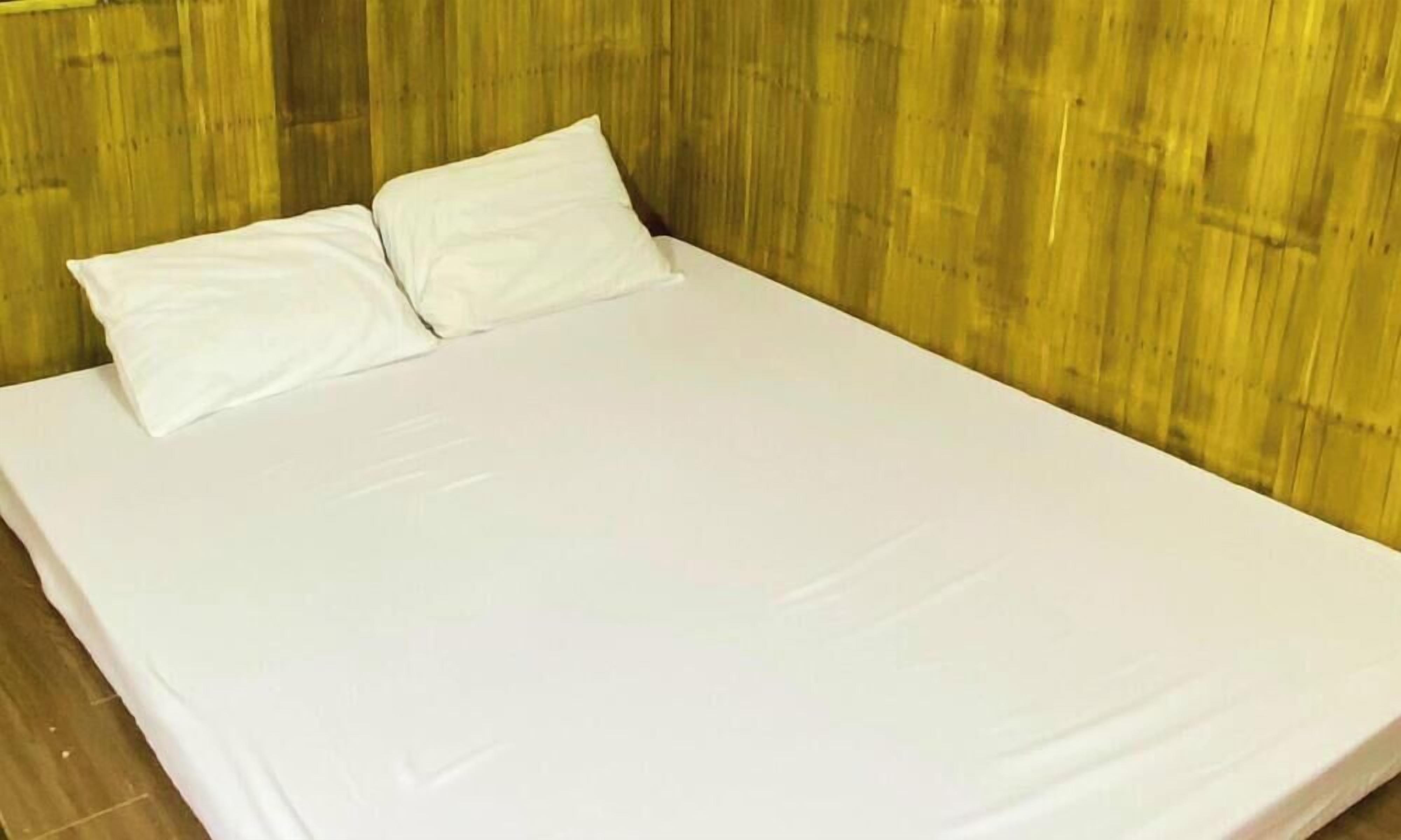 Free WiFi, bed sheets