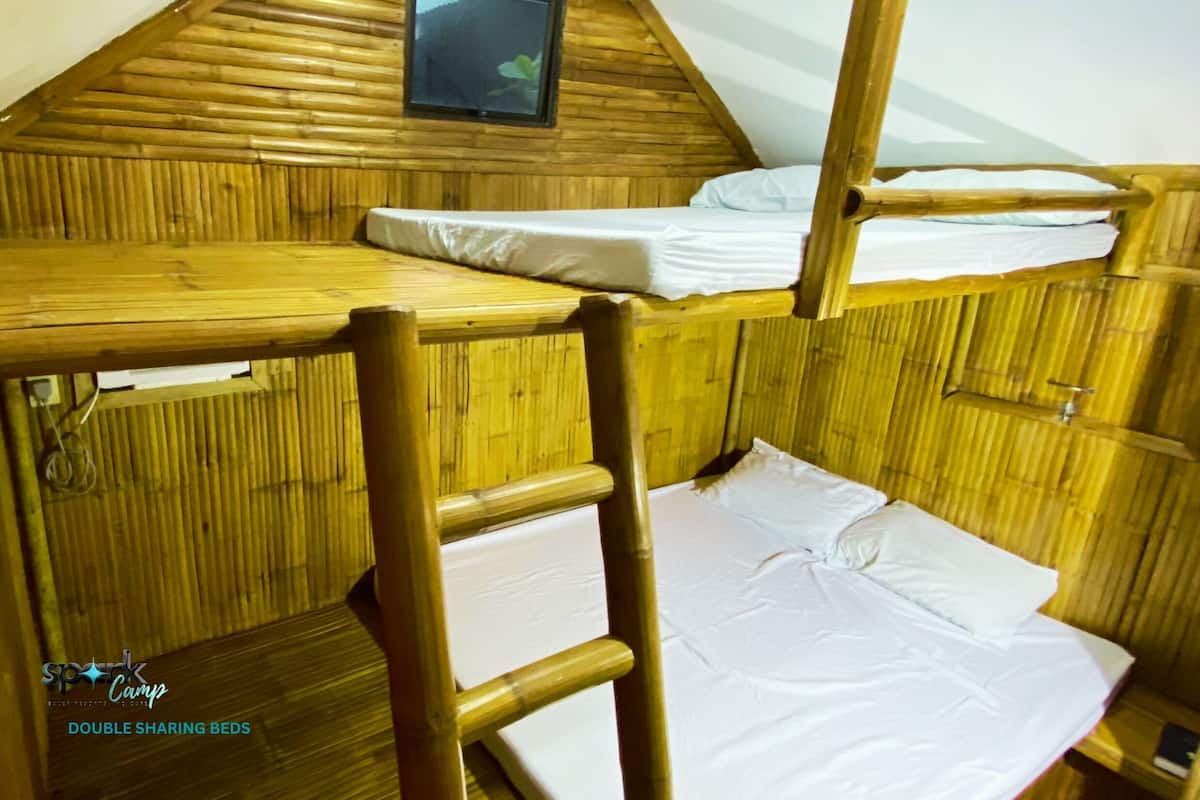 Habitación cuádruple, balcón, vistas a la piscina | Wifi gratis