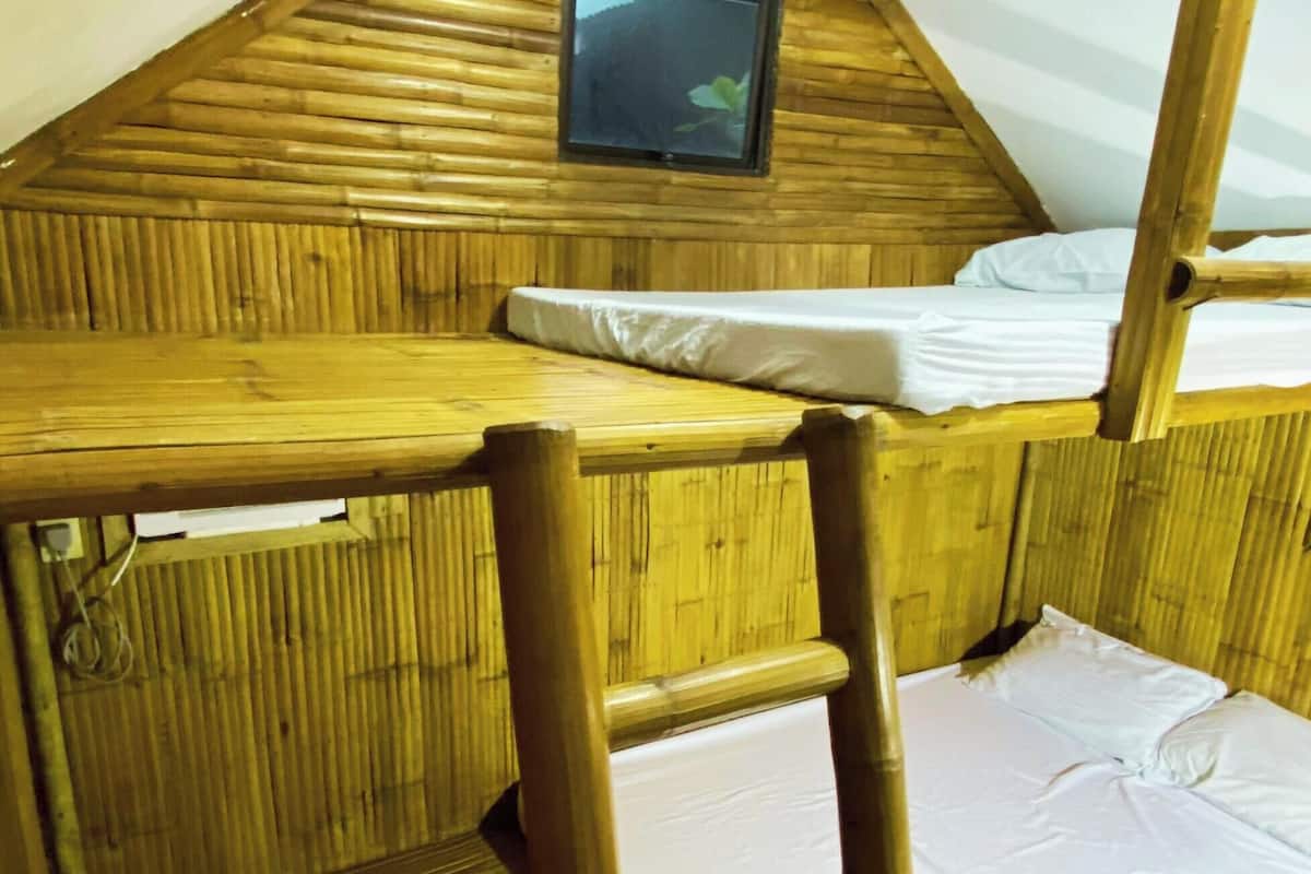 Neljän hengen huone, parveke, näköala uima-altaalle | Ilmainen Wi-Fi