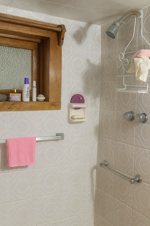 Douche, serviettes fournies, savon, papier toilette