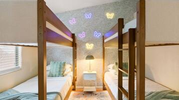 4 bedrooms, iron/ironing board, free WiFi, bed sheets