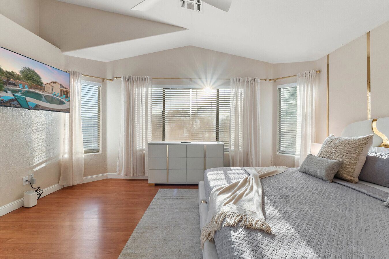 4 bedrooms, iron/ironing board, free WiFi, bed sheets