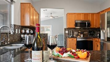 KĂŒhlschrank, Mikrowelle, Ofen, Herdplatte