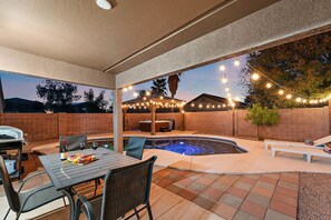 Outdoor dining - Float  Fun Retreat  Pool • Hot Tub • Fire Pit • Foosball • Pool Table (Casa Grande)