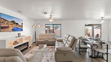 Älytelevisio, takka, pöytäjalkapallopöytä, pöytätennispöytä