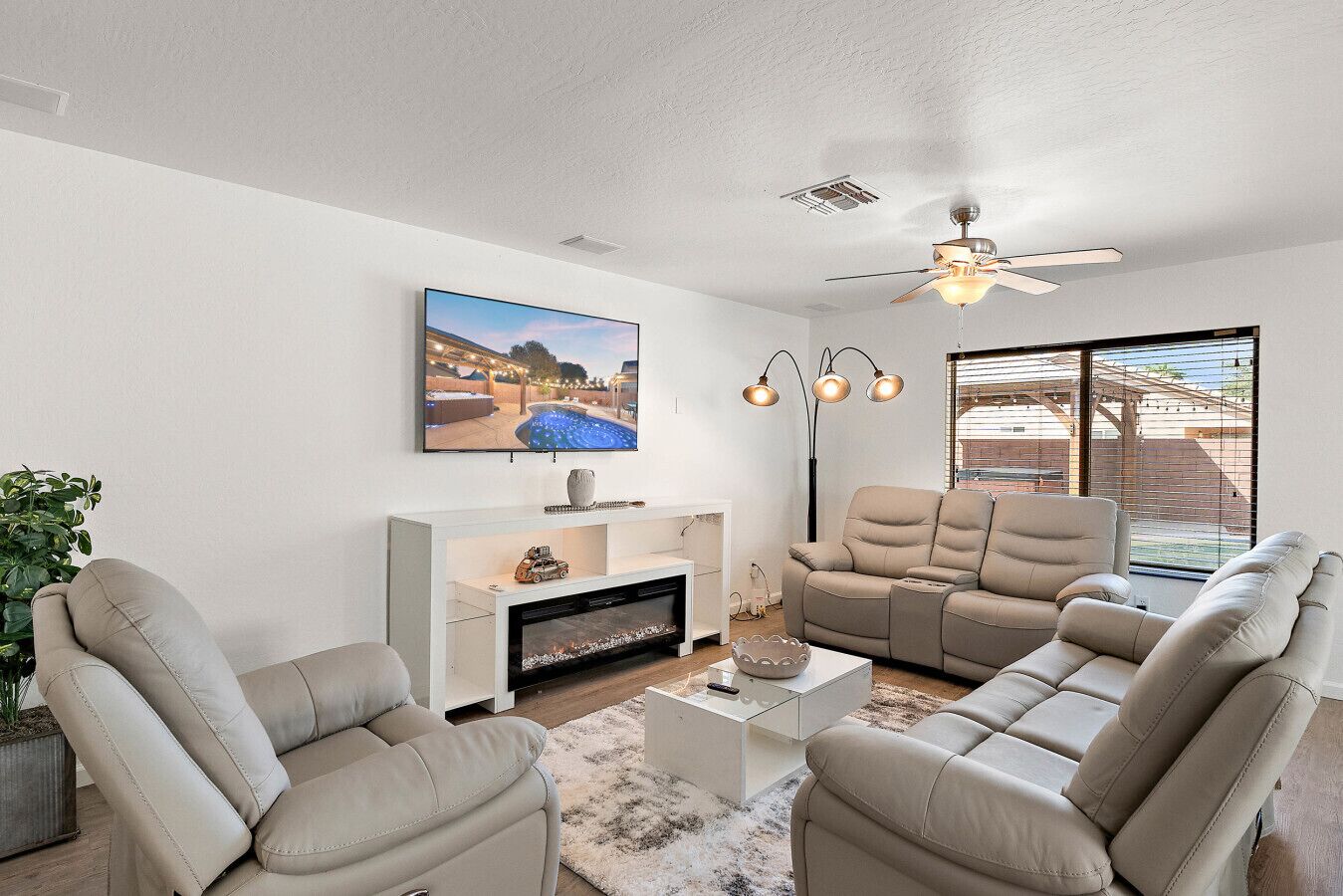 Smart TV, caminetto, tavolo da calcetto, tavolo da ping pong