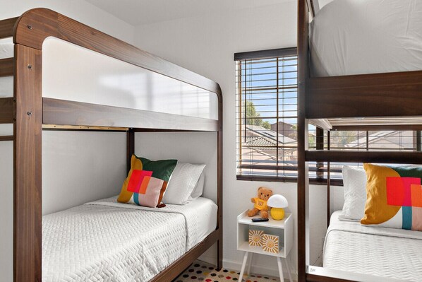 Bügeleisen/Bügelbrett, Reisekinderbett, kostenloses WLAN, Bettwäsche