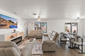 Smart-TV, Kamin, Tischfußball, Tischtennisplatte