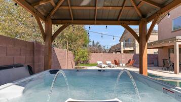 Tina de hidromasaje al aire libre