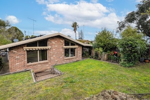 Property grounds - Spacious | Pet Friendly| Near Boat Ramp and Water (Clifton Springs)