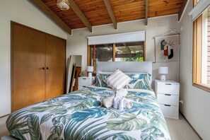 3 bedrooms, iron/ironing board, free WiFi, bed sheets - Spacious | Pet Friendly| Near Boat Ramp and Water (Clifton Springs)