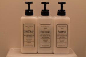 Apartment | Bathroom | Shower, hair dryer, towels, shampoo