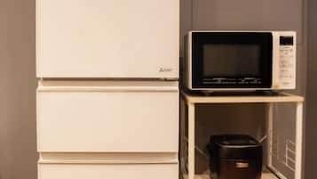 Appartement | Cuisine privée | Grand réfrigérateur, micro-ondes, plaque de cuisson