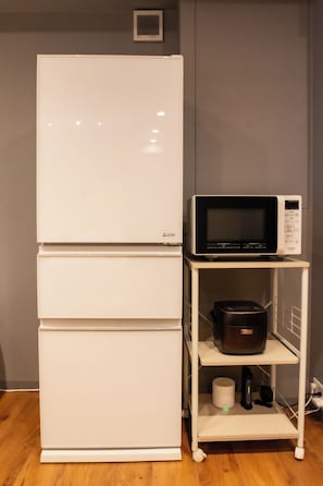 Departamento | Cocina privada | Refrigerador con congelador, microondas y parrilla de estufa 