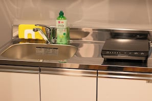 Apartamento | Cozinha privada | Geladeira grande, micro-ondas, cooktop