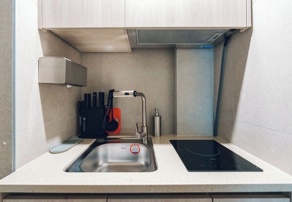 Frigobar, micro-ondas, cooktop, talheres/pratos/utensílios de cozinha
