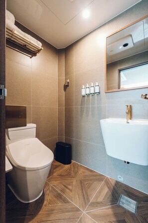 Kahden hengen deluxe-huone | Kylpyhuone | Suihku, hiustenkuivaaja, tohvelit, pyyhkeet