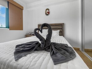 3 عدّة غرف نوم ومكتب وسرير سفر وواي فاي