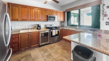 Kylskåp, mikrovågsugn, ugn och spishäll