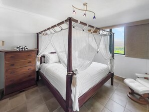 3 bedrooms, desk, travel cot, WiFi