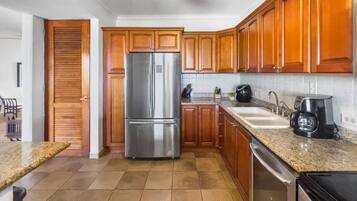 Refrigerador, microondas, horno y parrilla de estufa