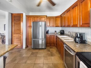 Kylskåp, mikrovågsugn, ugn och spishäll