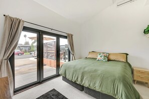 3 bedrooms, internet, bed sheets