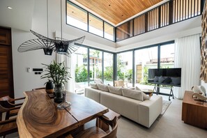 Four-Bedroom Family Pool Villa | 다이닝룸