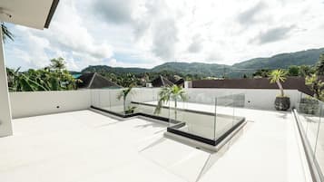 Luxury Four-Bedroom Pool Villa | Terraza o patio
