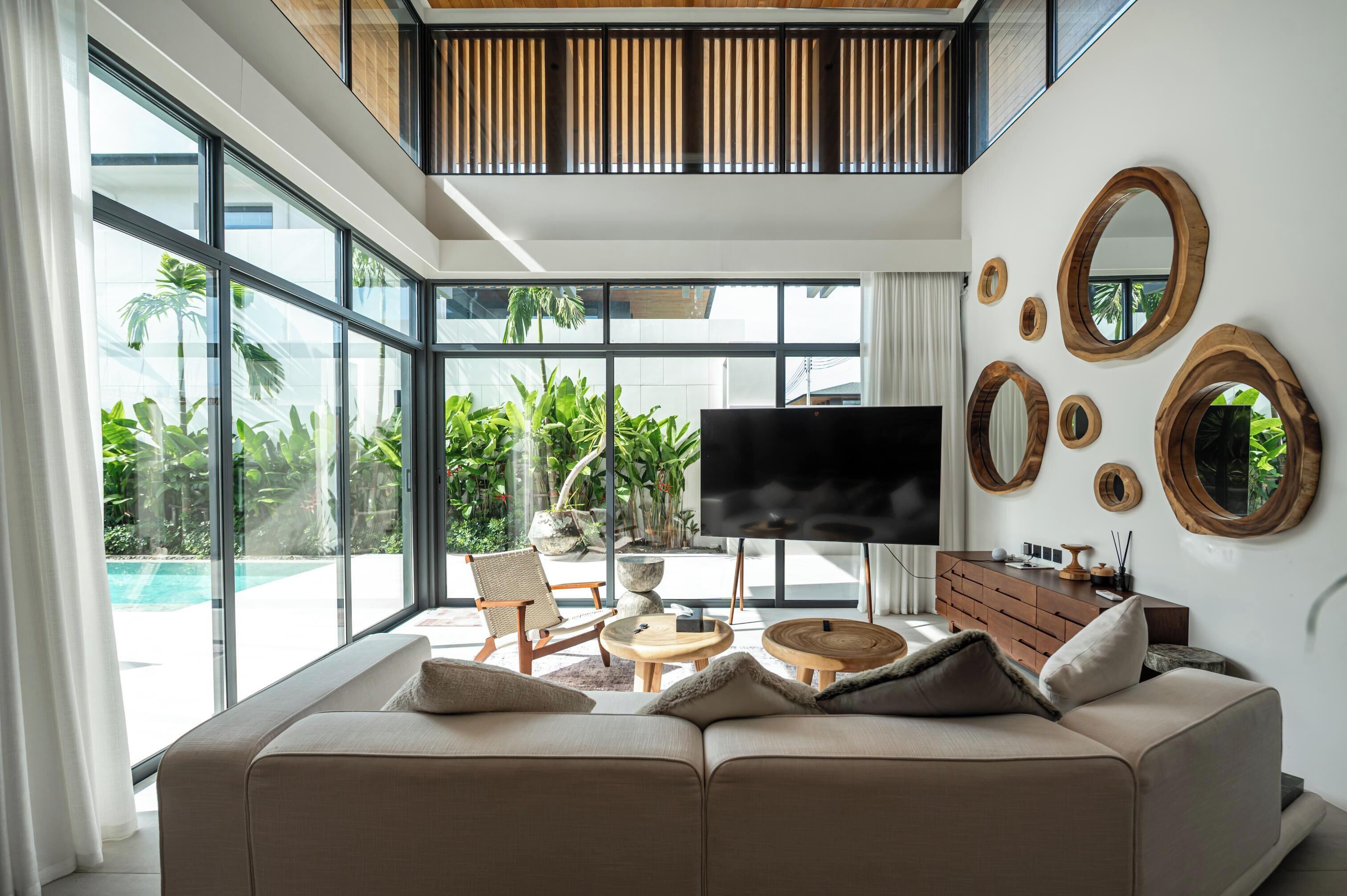 Luxury Four-Bedroom Pool Villa | 起居区 | 40-英寸纯平电视（配备有线频道）