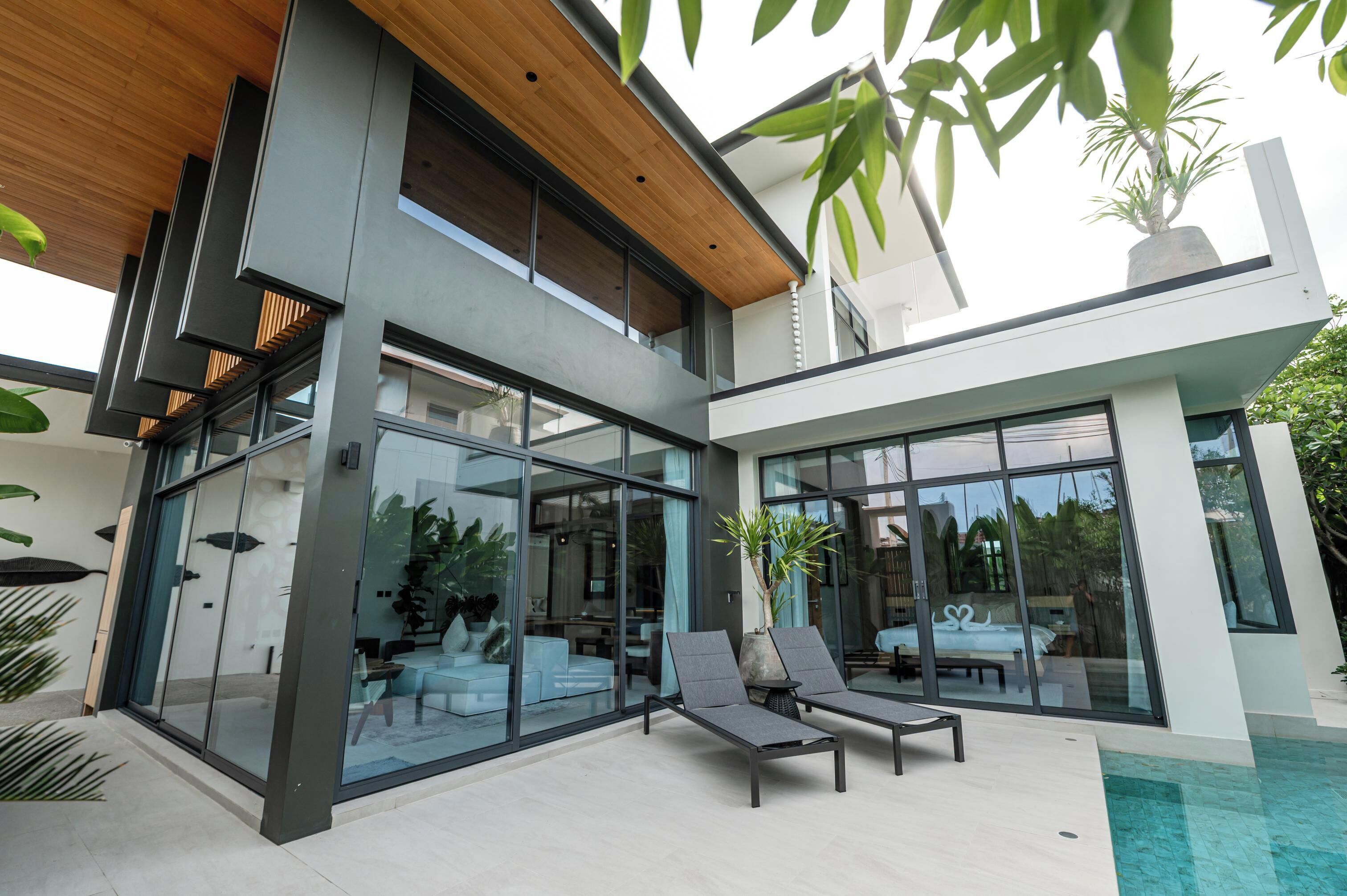 Three- Bedroom Romantic Pool | Espaço de trabalho para notebook, cortinas blackout