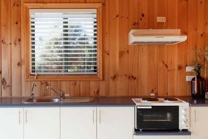 Refrigerador, horno, parrilla de estufa y cafetera y tetera 