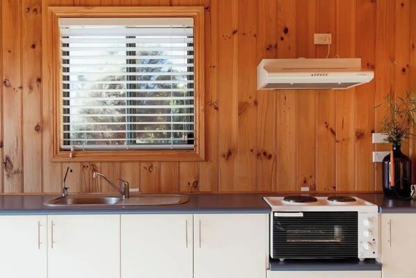 Fridge, oven, stovetop, coffee/tea maker