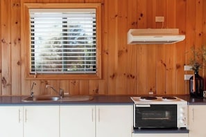 Fridge, oven, stovetop, coffee/tea maker