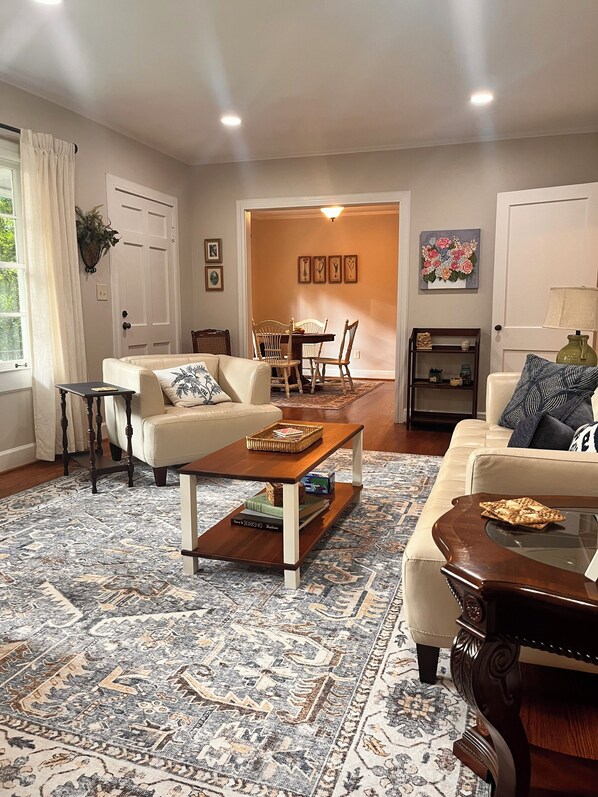 Smart TV, books - Charming 2BR cottage in Centreville. Close to Tuscaloosa and Birmingham (Centreville)