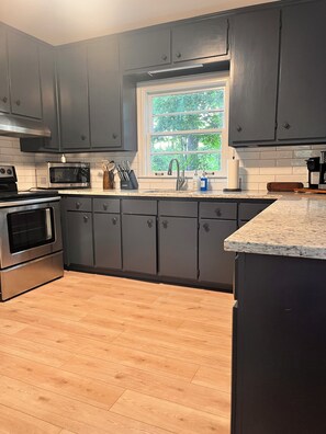 Fridge, microwave, oven, stovetop - Charming 2BR cottage in Centreville. Close to Tuscaloosa and Birmingham (Centreville)