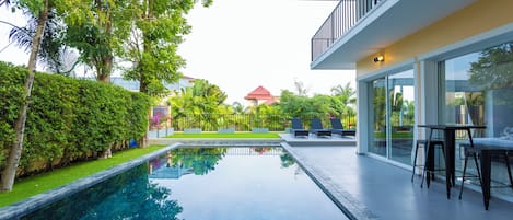 Una piscina al aire libre