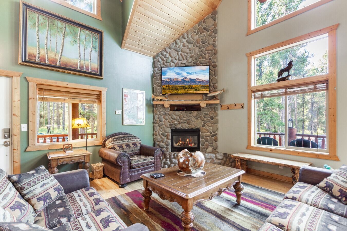 Smart TV, caminetto, tavolo da calcetto, libri