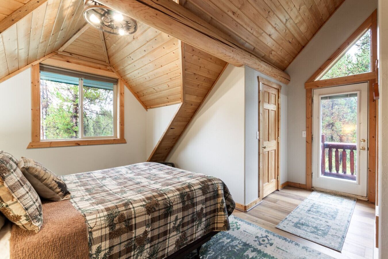 7 bedrooms, travel crib, free WiFi, bed sheets