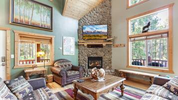 Una Smart TV, una chimenea, un futbolín