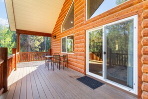 Outdoor dining - Wild Goose Retreat | Sleeps 8 | 35 mins to YNP (Island Park)