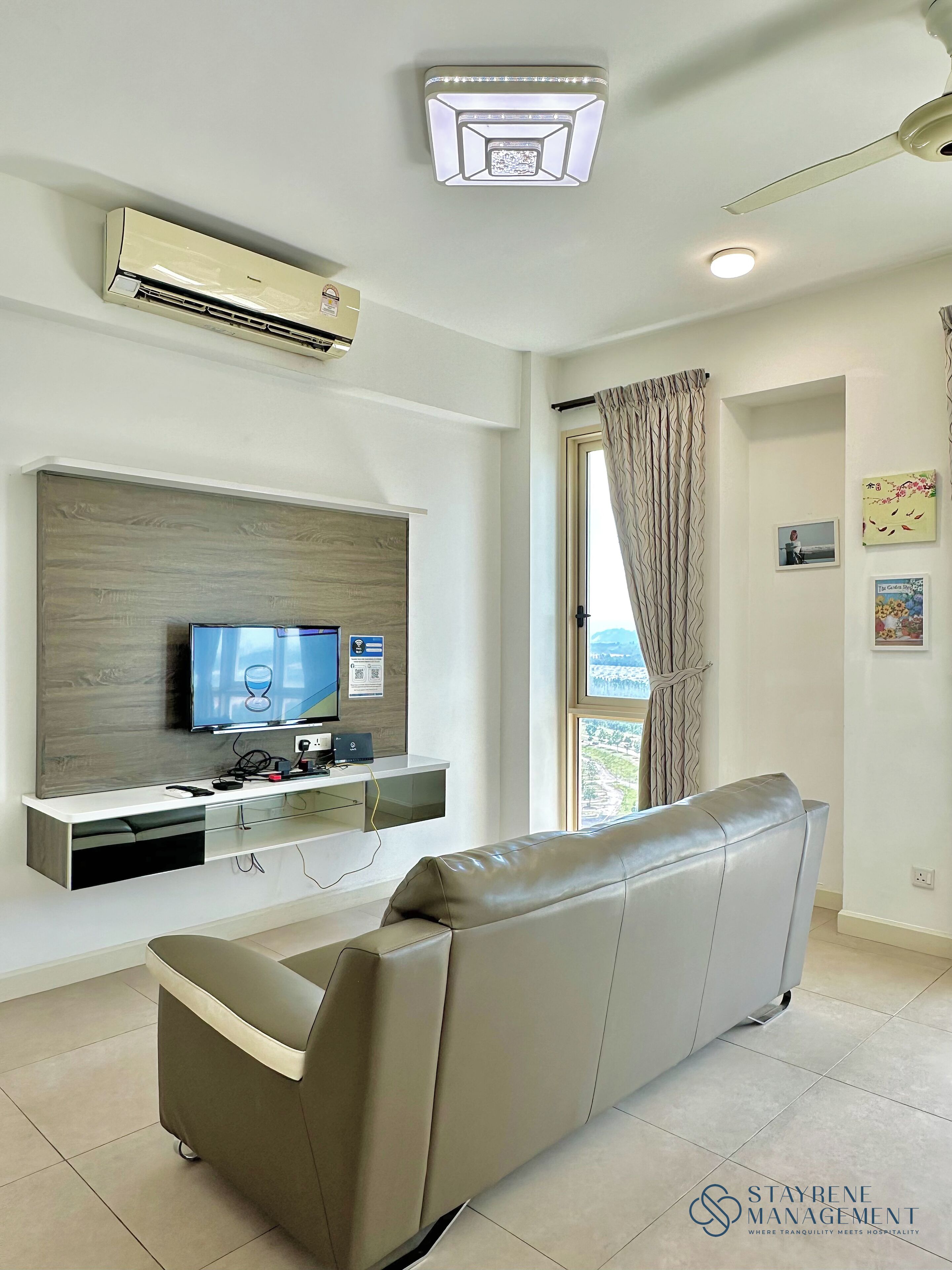 Family Apartment, 1 Bedroom, Penyaman udara, City View | Ruang tamu | TV skrin rata 