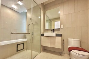 Appartement Standard, 2 chambres, non-fumeur, vue sur la ville | Salle de bain | Séchoir à cheveux, serviettes fournies, savon, shampooing