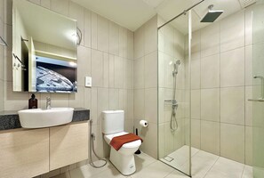 Comfort Studio, 1 Queen Bed, Non Smoking | Bathroom | Hair dryer, towels, soap, shampoo