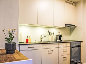 Refrigerador, horno, lavavajillas y utensilios de cocina